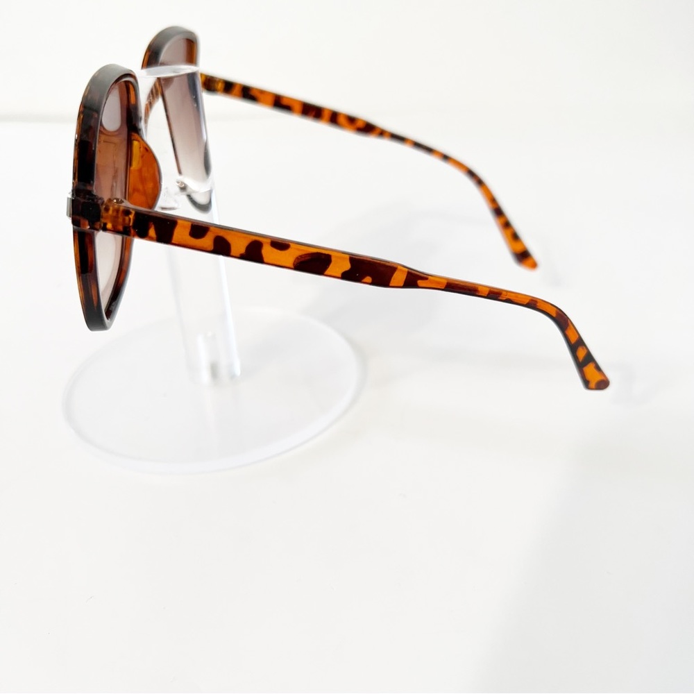 Women’s Fashion Sunglasses - Picture 2 of 3